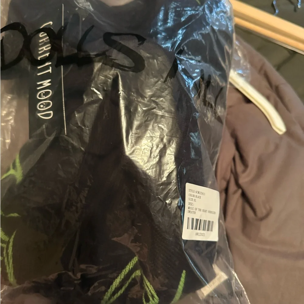 Current Mood Black Top with Vibrant Green Wing Design - Picture 4 of 4